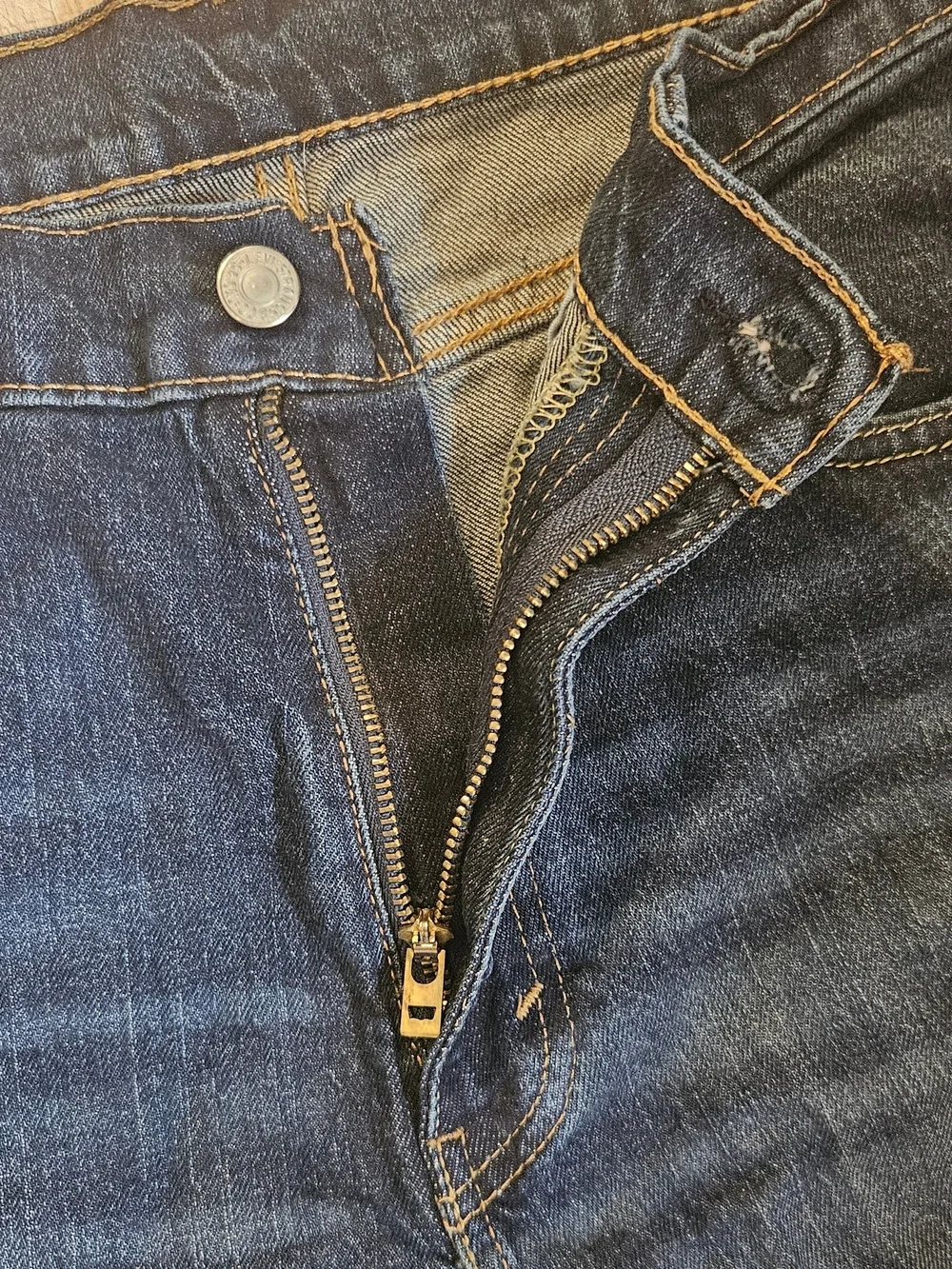 Levi’s 505 Men’s Regular Fit Dark Wash Jeans 34x30